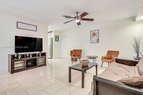 Casa en venta en Miramar, Florida, 3 dormitorios, 141.68 m2 № 1982362 - foto 5
