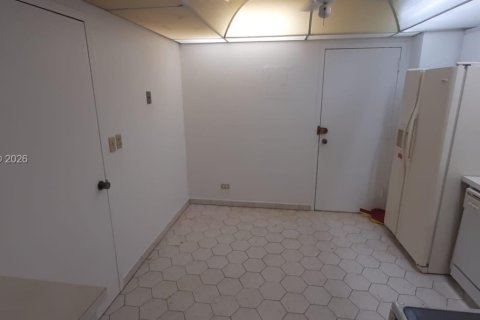 Condo in Sunny Isles Beach, Florida, 2 bedrooms  № 2076056 - photo 13