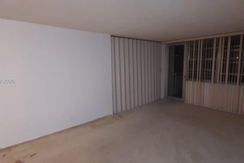 Condo in Sunny Isles Beach, Florida, 2 bedrooms  № 2076056 - photo 11