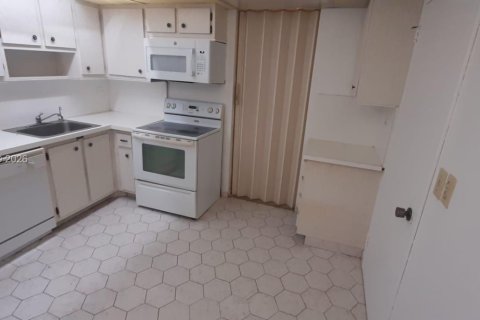 Condo in Sunny Isles Beach, Florida, 2 bedrooms  № 2076056 - photo 16