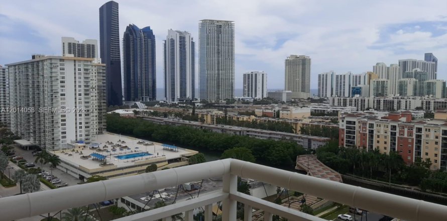 Condo in Sunny Isles Beach, Florida, 2 bedrooms  № 2076056