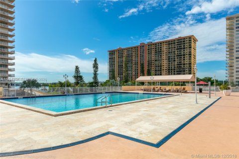 Condo in Sunny Isles Beach, Florida, 2 bedrooms  № 2076056 - photo 30