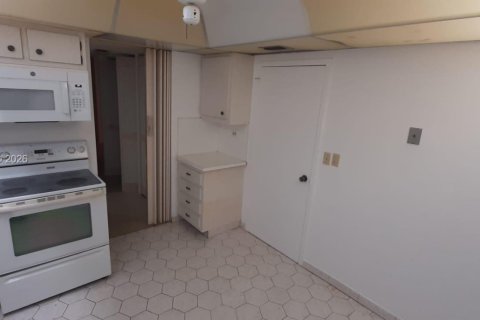Condo in Sunny Isles Beach, Florida, 2 bedrooms  № 2076056 - photo 18