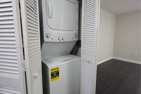 Снять в аренду таунхаус в Суитуотер, Флорида 2 спальни, 107.77м2, № 1973775 - фото 10