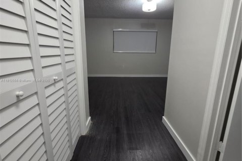 Снять в аренду таунхаус в Суитуотер, Флорида 2 спальни, 107.77м2, № 1973775 - фото 8