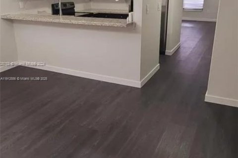 Снять в аренду таунхаус в Суитуотер, Флорида 2 спальни, 107.77м2, № 1973775 - фото 2