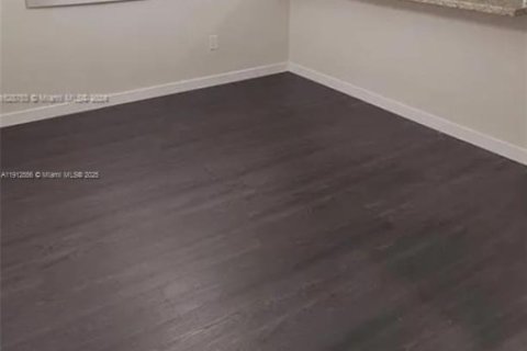 Снять в аренду таунхаус в Суитуотер, Флорида 2 спальни, 107.77м2, № 1973775 - фото 3