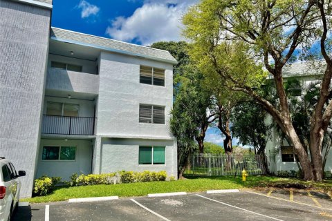 Condo in Tamarac, Florida, 2 bedrooms  № 1075795 - photo 1