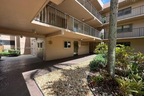 Condo in Miami, Florida, 2 bedrooms  № 2087194 - photo 2