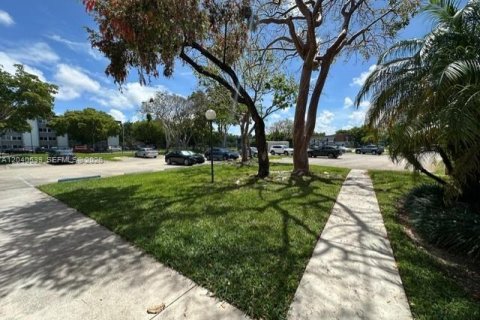 Condo in Miami, Florida, 2 bedrooms  № 2087194 - photo 25