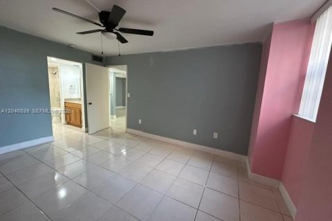 Condo in Miami, Florida, 2 bedrooms  № 2087194 - photo 16