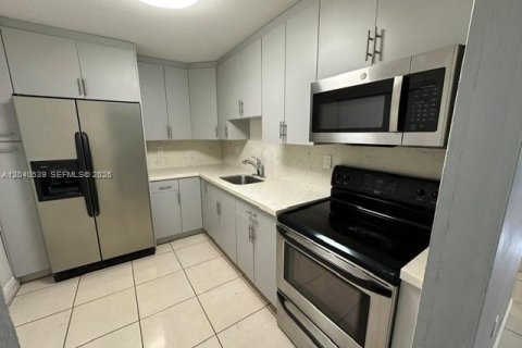 Condo in Miami, Florida, 2 bedrooms  № 2087194 - photo 6