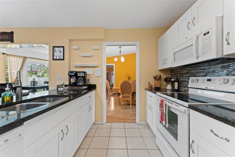 House in Palm Harbor, Florida 4 bedrooms, 183.67 sq.m. № 1803179 - photo 12