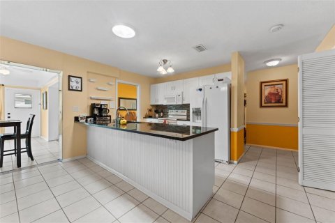 House in Palm Harbor, Florida 4 bedrooms, 183.67 sq.m. № 1803179 - photo 13