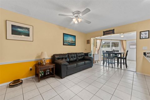 House in Palm Harbor, Florida 4 bedrooms, 183.67 sq.m. № 1803179 - photo 16