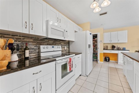 House in Palm Harbor, Florida 4 bedrooms, 183.67 sq.m. № 1803179 - photo 11