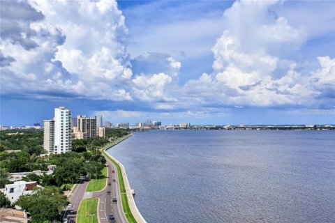 Condo in Tampa, Florida, 2 bedrooms  № 352180 - photo 30