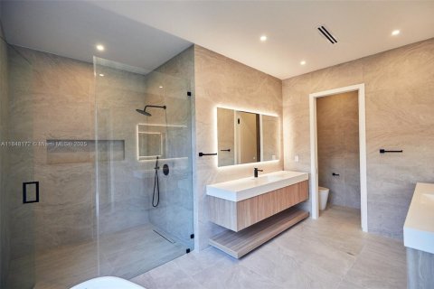House in Coral Gables, Florida 6 bedrooms, 384.15 sq.m. № 1848997 - photo 11