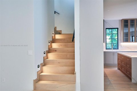 House in Coral Gables, Florida 6 bedrooms, 384.15 sq.m. № 1848997 - photo 16