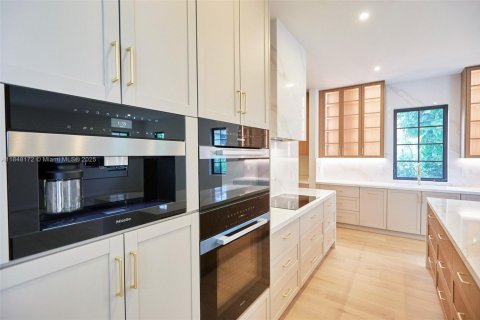 House in Coral Gables, Florida 6 bedrooms, 384.15 sq.m. № 1848997 - photo 5