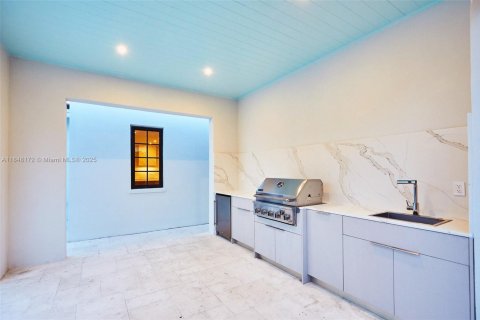 House in Coral Gables, Florida 6 bedrooms, 384.15 sq.m. № 1848997 - photo 24