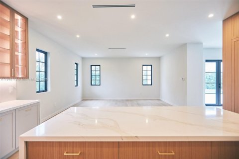 House in Coral Gables, Florida 6 bedrooms, 384.15 sq.m. № 1848997 - photo 9