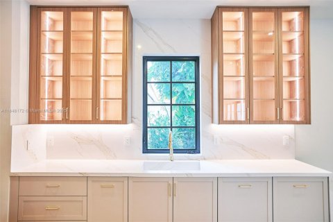House in Coral Gables, Florida 6 bedrooms, 384.15 sq.m. № 1848997 - photo 7