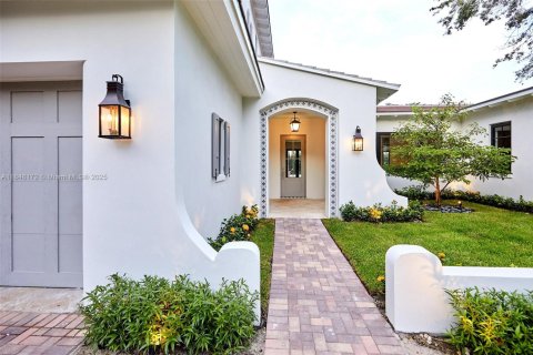 House in Coral Gables, Florida 6 bedrooms, 384.15 sq.m. № 1848997 - photo 2