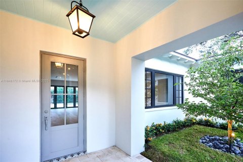 House in Coral Gables, Florida 6 bedrooms, 384.15 sq.m. № 1848997 - photo 3