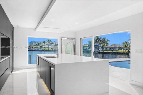 House in Pompano Beach, Florida 3 bedrooms, 180.04 sq.m. № 2276700 - photo 2