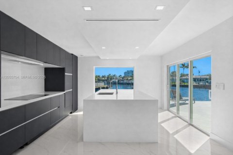 House in Pompano Beach, Florida 3 bedrooms, 180.04 sq.m. № 2276700 - photo 10