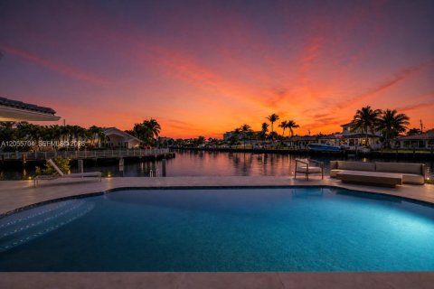 House in Pompano Beach, Florida 3 bedrooms, 180.04 sq.m. № 2276700