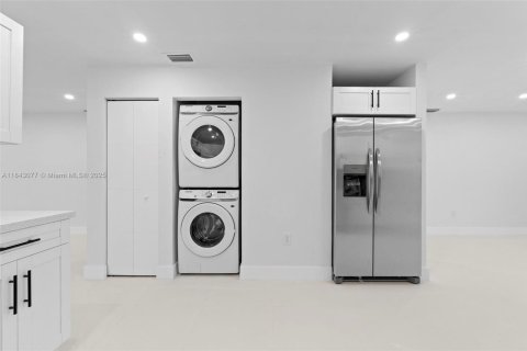 House in Miami, Florida 4 bedrooms, 222.59 sq.m. № 1836128 - photo 9