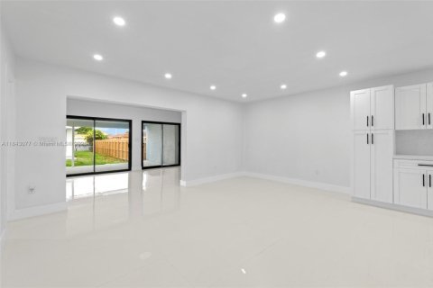 House in Miami, Florida 4 bedrooms, 222.59 sq.m. № 1836128 - photo 12