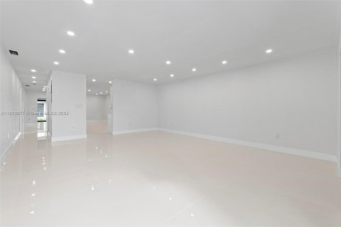 House in Miami, Florida 4 bedrooms, 222.59 sq.m. № 1836128 - photo 4