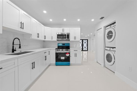 House in Miami, Florida 4 bedrooms, 222.59 sq.m. № 1836128 - photo 21