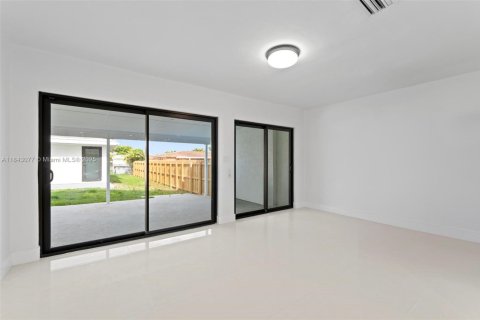 House in Miami, Florida 4 bedrooms, 222.59 sq.m. № 1836128 - photo 14
