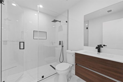 House in Miami, Florida 4 bedrooms, 222.59 sq.m. № 1836128 - photo 24