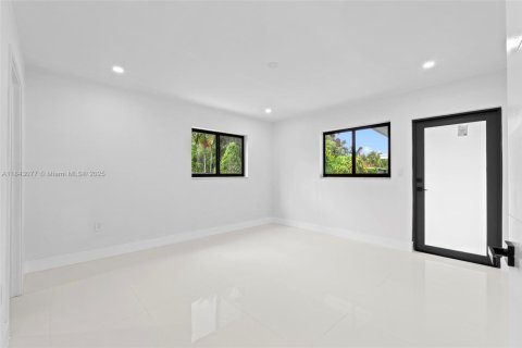 House in Miami, Florida 4 bedrooms, 222.59 sq.m. № 1836128 - photo 15