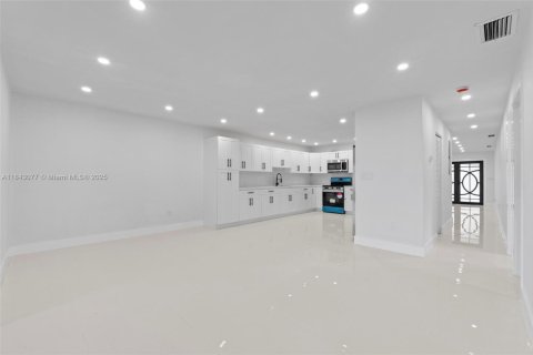 House in Miami, Florida 4 bedrooms, 222.59 sq.m. № 1836128 - photo 11