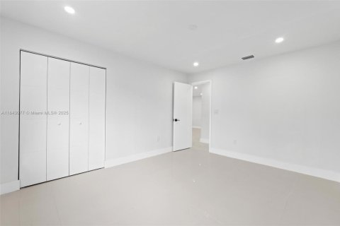 House in Miami, Florida 4 bedrooms, 222.59 sq.m. № 1836128 - photo 23