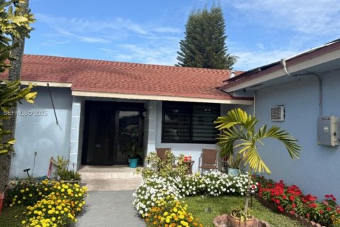 House in Hialeah Gardens, Florida 3 bedrooms, 221.29 sq.m. № 2001980 - photo 2