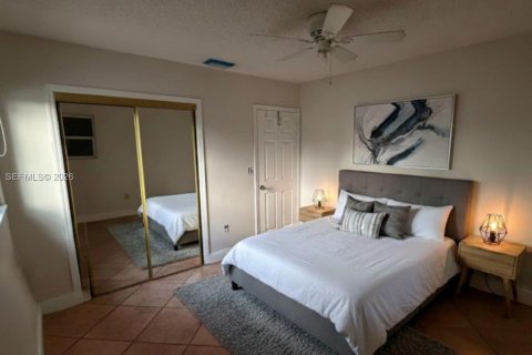 House in Hialeah Gardens, Florida 3 bedrooms, 221.29 sq.m. № 2001980 - photo 12