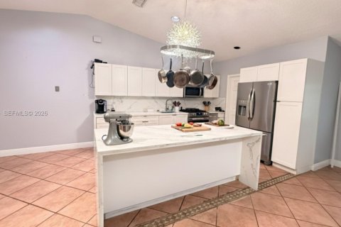 House in Hialeah Gardens, Florida 3 bedrooms, 221.29 sq.m. № 2001980 - photo 5