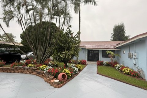 House in Hialeah Gardens, Florida 3 bedrooms, 221.29 sq.m. № 2001980