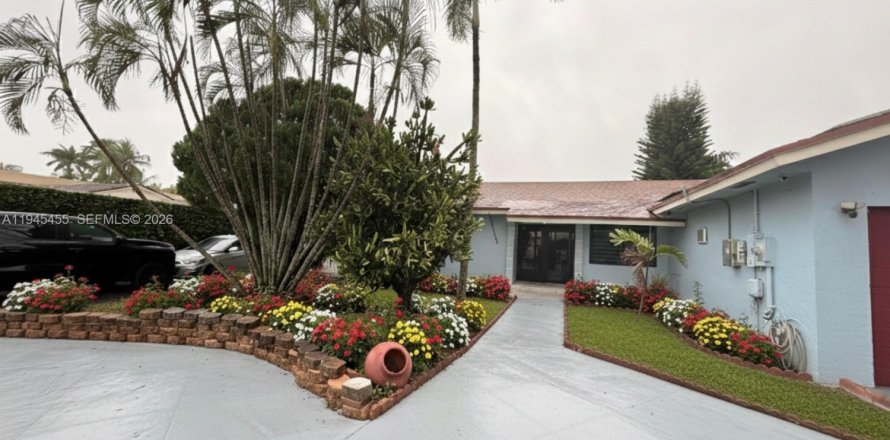 House in Hialeah Gardens, Florida 3 bedrooms, 221.29 sq.m. № 2001980