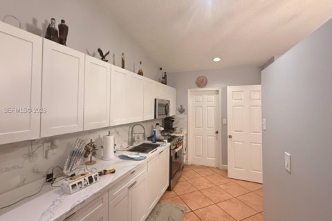 House in Hialeah Gardens, Florida 3 bedrooms, 221.29 sq.m. № 2001980 - photo 6