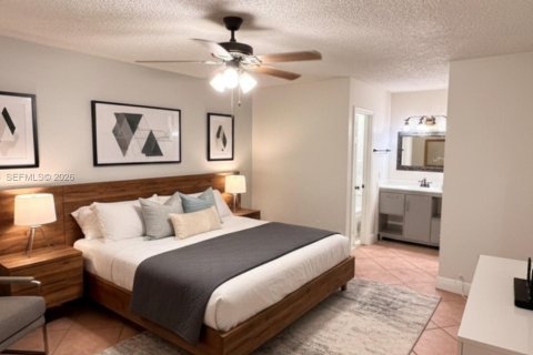 House in Hialeah Gardens, Florida 3 bedrooms, 221.29 sq.m. № 2001980 - photo 9