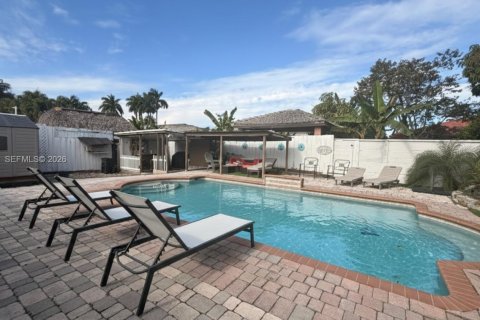 House in Hialeah Gardens, Florida 3 bedrooms, 221.29 sq.m. № 2001980 - photo 16