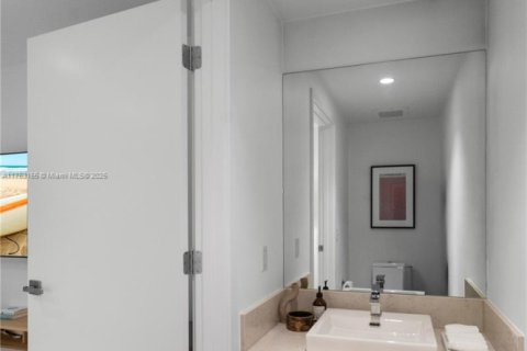 Condo in Miami, Florida, 1 bedroom  № 1699115 - photo 7